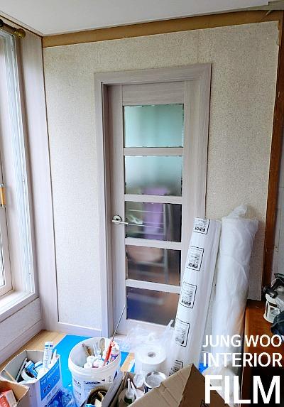 필름 작업이 진행 중인 창문