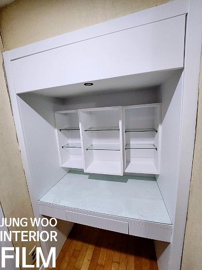 수납장 내부 선반의 엣지 부분을 처리하는 모습
