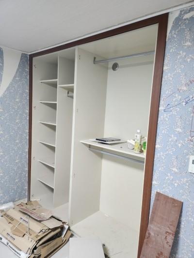 수납장 내부 선반과 콘센트 주변 마감