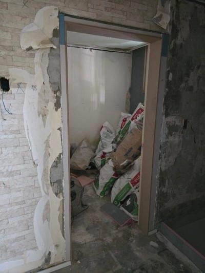 파란색 테이프로 보양된 문틀 주변