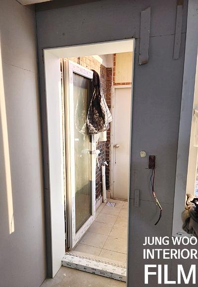 브릭 벽과 전선이 노출된 현관 내부