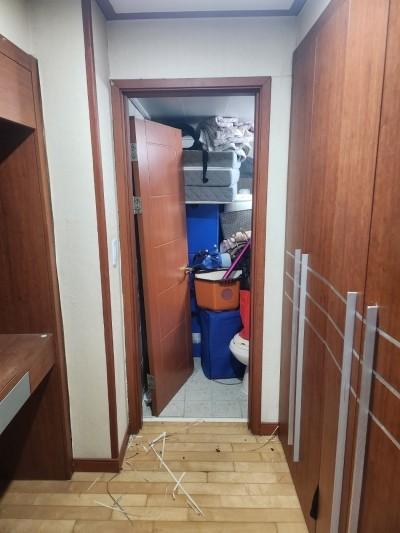 바닥 재질이 바뀌는 지점의 수납장 하단 작업