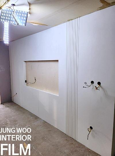천장 조명이 설치된 벽면의 전선 구멍