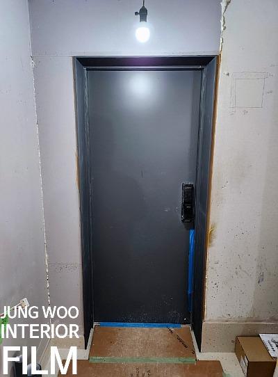 파란 보호 테두리가 둘러진 도어와 프레임