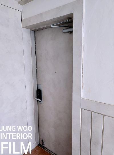 카드락이 설치된 현관문의 필름 작업 과정