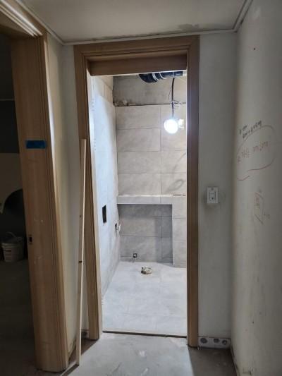 타일 바닥면과 벽면의 접합부
