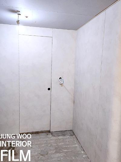 전기 장치가 부착된 흰 벽면과 도어