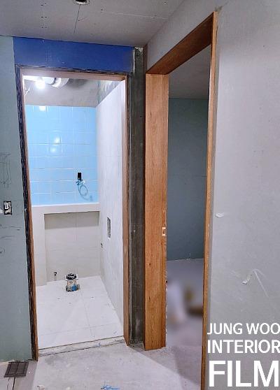 샤워 설비와 벽 타일이 보이는 욕실 내부