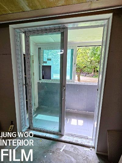 타일 바닥과 슬라이딩 도어가 설치된 공간