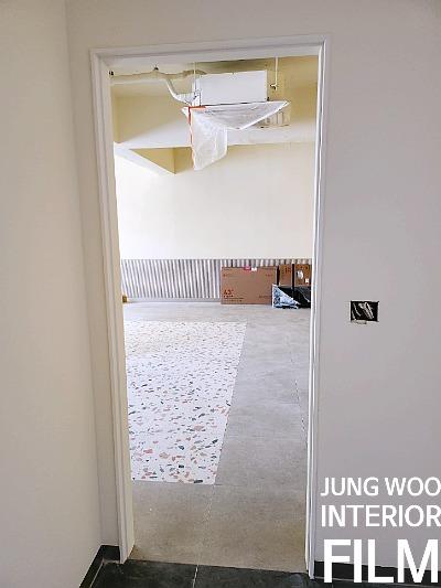 배관이 노출된 복도 천장과 흰색 벽면