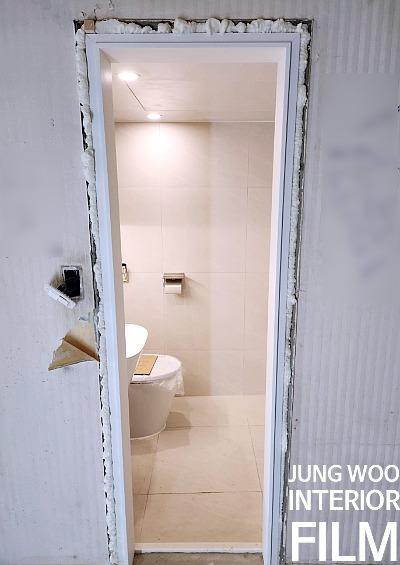 매립등 2개와 양변기가 보이는 욕실 모습