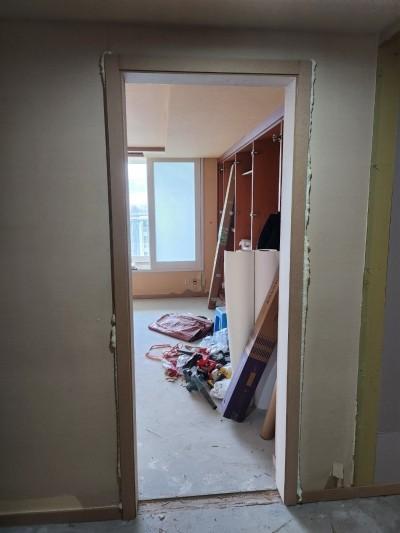수납장 내부 선반과 틀의 면을 정리하는 과정