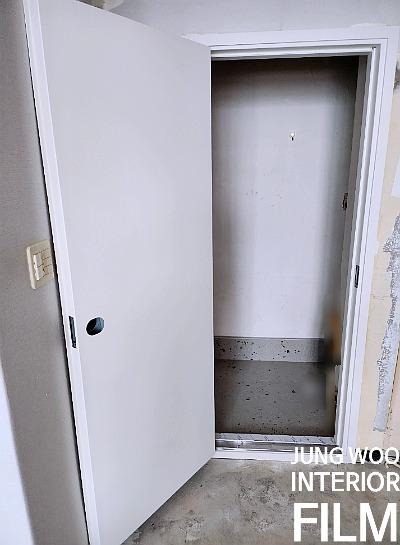 힌지가 노출된 여닫이 도어의 작업 상태