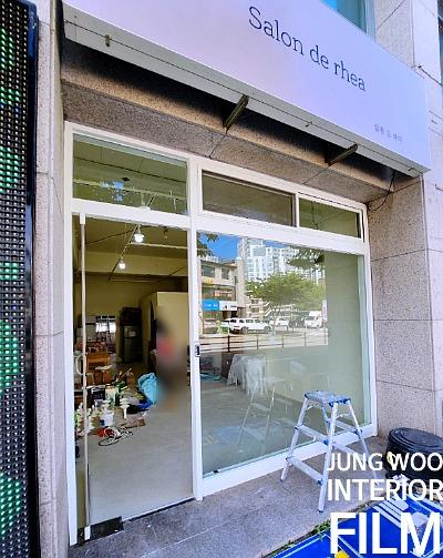 갈바프레임 도어의 필름 부착 작업