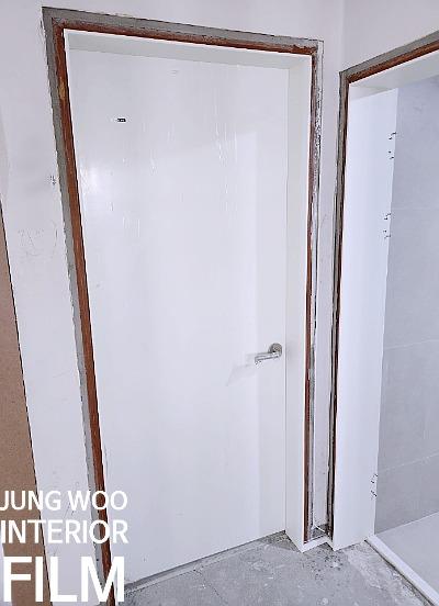 힌지가 노출된 여닫이 도어의 상부 프레임