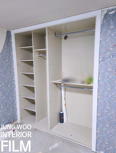 옷걸이봉이 설치된 수납장 내부의 최종 모습