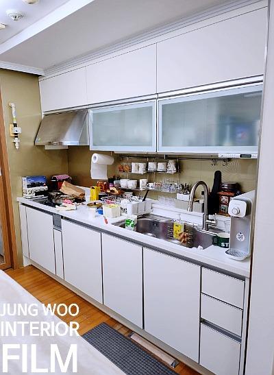 화이트 톤으로 정돈된 싱크대 상하부장