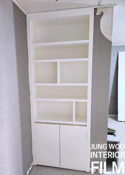 수납장 내부의 필름 밀착 과정