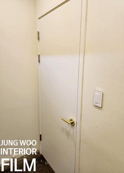금색 손잡이가 적용된 흰색 문과 현관