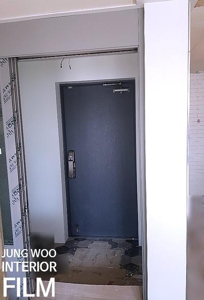 슬라이딩 도어와 바닥 보드재가 설치된 작업 과정