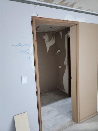 베이지색 마감과 스위치가 설치된 문틀 주변