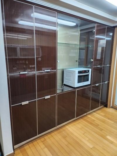 유리와 목재 마감이 적용된 주방 시스템장