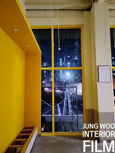 창문 내부에서 작업 중인 인물의 모습