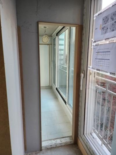 타일 바닥과 창문이 보이는 시공 전 모습