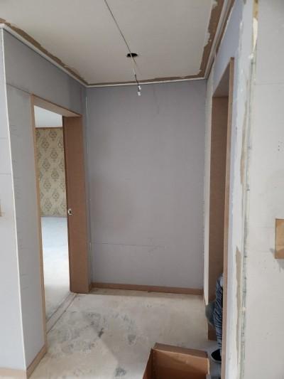 회색 페인트 벽과 베이지색 도어 패널