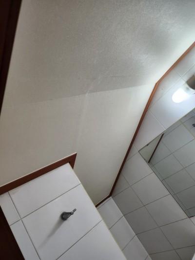베이지색 벽지와 흰색 타일 사이의 갈색 테두리
