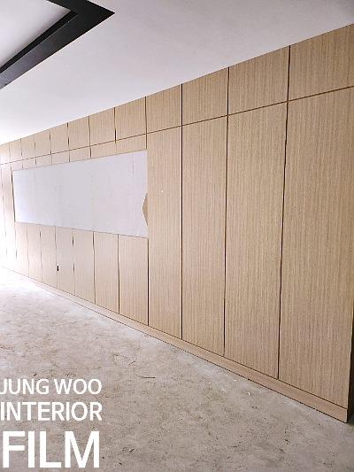 목재 패널과 흰색 보드가 설치된 벽면