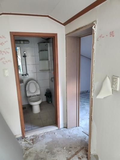 양변기와 샤워 설비가 보이는 욕실 내부 장면