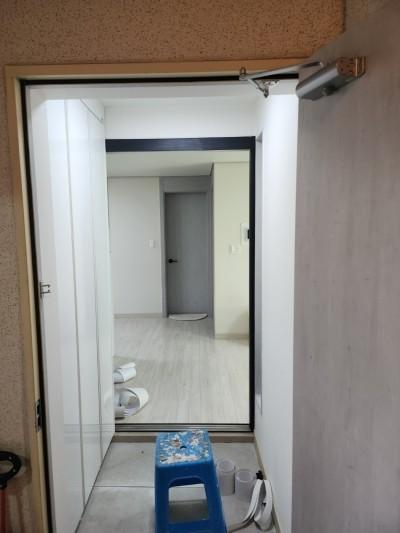 작업 도구를 배치하고 내부 실내를 확인하는 장면