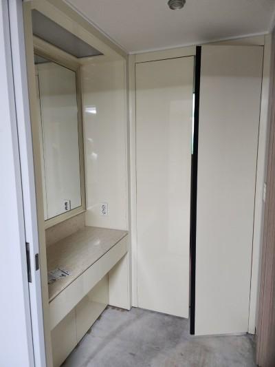 카운터 공간과 콘센트가 있는 수납장 작업 면