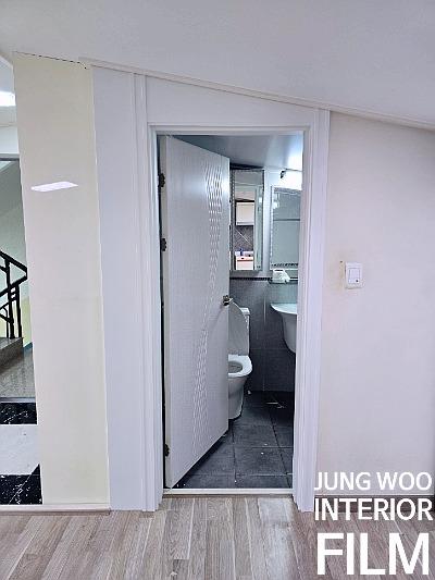 설비 주변의 마감 상태를 확인하는 장면