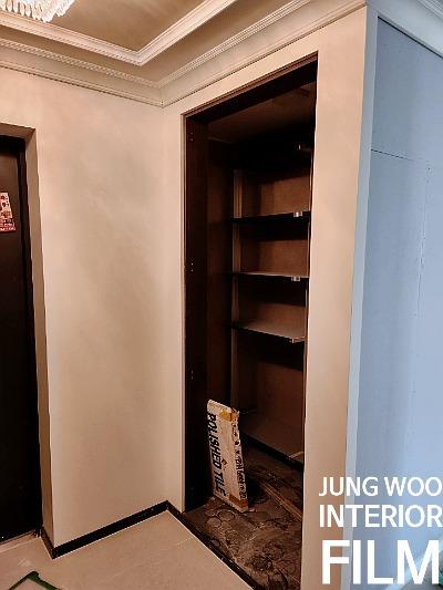 수납장 도어 패널의 표면을 정리하는 모습