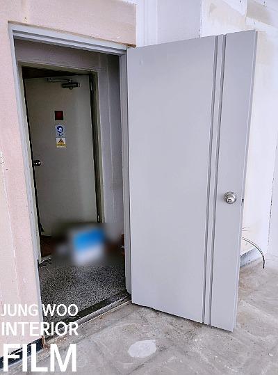 도어 상부 프레임과 힌지의 모습