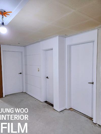 흰 벽과 문이 있는 복도의 작업 준비 상태