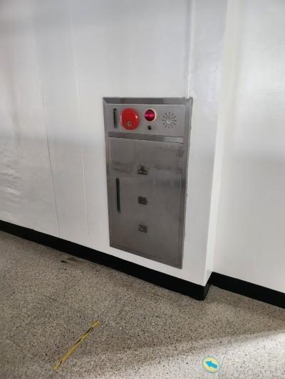 LED 표시등과 스피커 구멍이 있는 금속 소화기 장치
