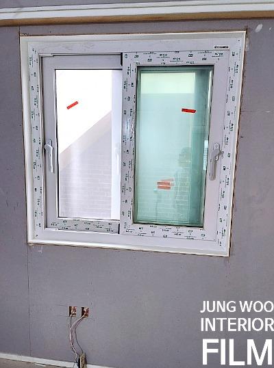 정밀한 시공을 위해 마킹 라인을 표시한 창호 프레임