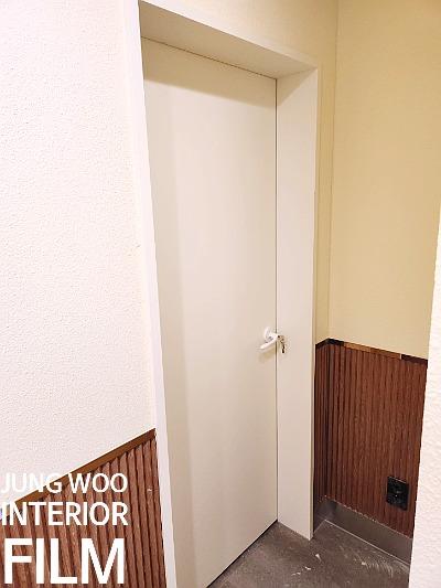 힌지가 노출된 여닫이 도어의 근접 모습