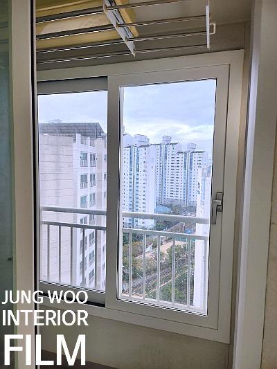 라디에이터 상단 창호 프레임 근접 촬영