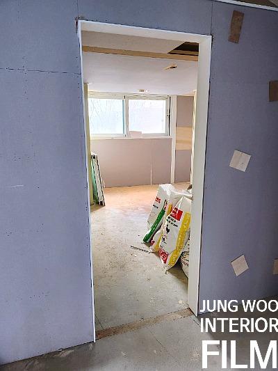 창틀 틈새까지 정밀하게 마감하는 모습