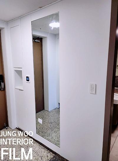 반사광이 보이는 수납장 도어