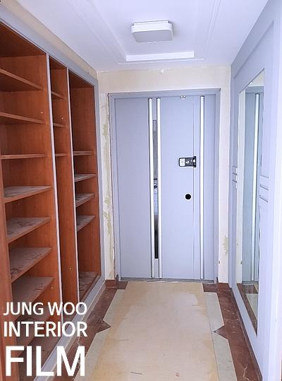 내부 선반과 타일 바닥이 보이는 수납 공간