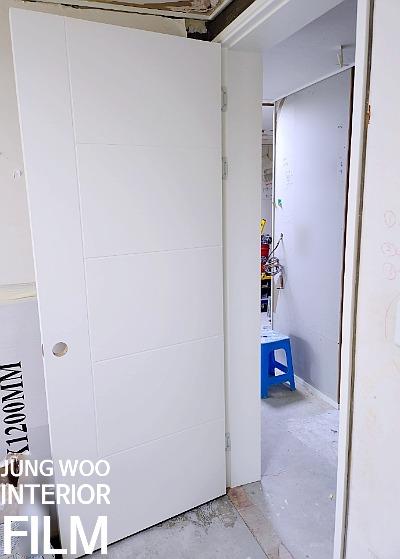 파란 의자가 놓인 콘크리트 바닥의 복도와 열린 도어