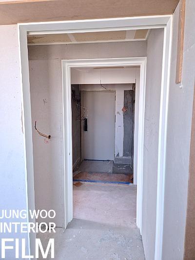 전선이 노출된 복도와 콘크리트 바닥
