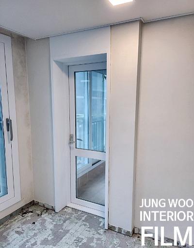 창호 모서리 부분을 정교하게 마감하는 모습