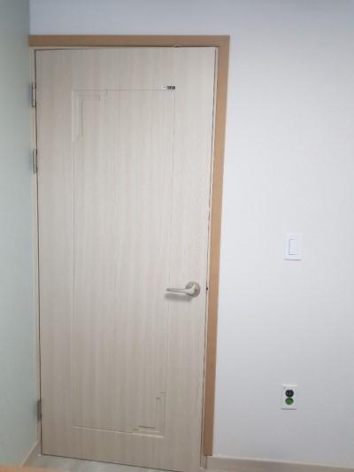 필름으로 마감된 여닫이 도어의 힌지 부분