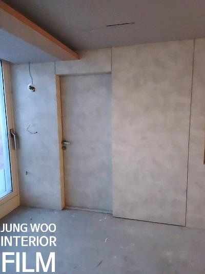 흰색 텍스처 벽면과 창문이 보이는 실내